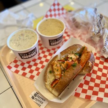 Pike Place Chowder - New England Clam Chowder, Crab & Oyster Chowder,  Connecticut-Style Lobster Roll - Served Warm - Seafood Near Me - Seattle, Washington