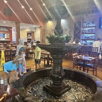 Mimmo's Ristorante Pizzeria - I promised the kiddos they could throw a coin in the Fountain if they were good during dinner. Success! - Pizza Near Me - Laurel, Mississippi