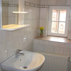Alte Schule - Badezimmer mit Dusche und WC mit Blick auf die Kirche vom kleinen Zimmer der Pension Fürstlich Drehna