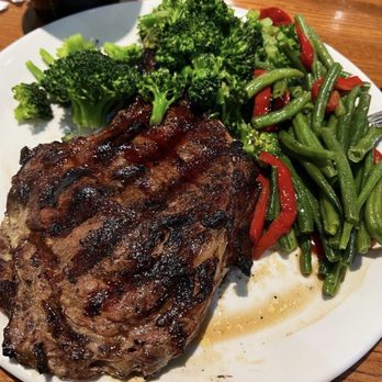 Quaker Steak & Lube - Ribeye with broccoli and veggies. - American Near Me - York, Pennsylvania