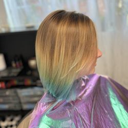 Kila Madison Owen - Beachy-blonde and blue tip with a lightly textured lob.