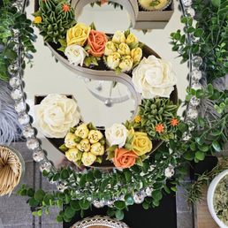 Wedding cupcakes .