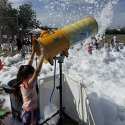 Foam N’ USA - Kid helping dad foam party