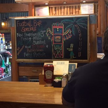 Islands Restaurant - Bar area - Burgers Near Me - Manhattan Beach, California