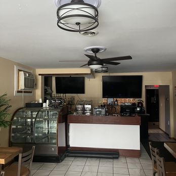 Rise & Grind - EMPTY!!! but I was inside - Coffee & Tea Near Me - Buffalo, New York