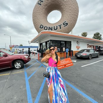 Randy's Donuts - Donuts Near Me - Inglewood, California
