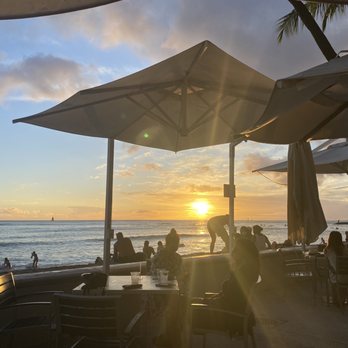 The Beach Bar - Beautiful view - Bars Near Me - Honolulu, Hawaii The Beach Bar - Beautiful view - Bars Near Me - Honolulu, Hawaii