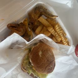 CHARLESTON SNACK BAR - Burger and wings combo