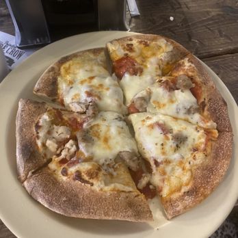 Primitive Olde Crow & Winery - Chuck wagon pizza - Wineries Near Me - Clinton, Missouri
