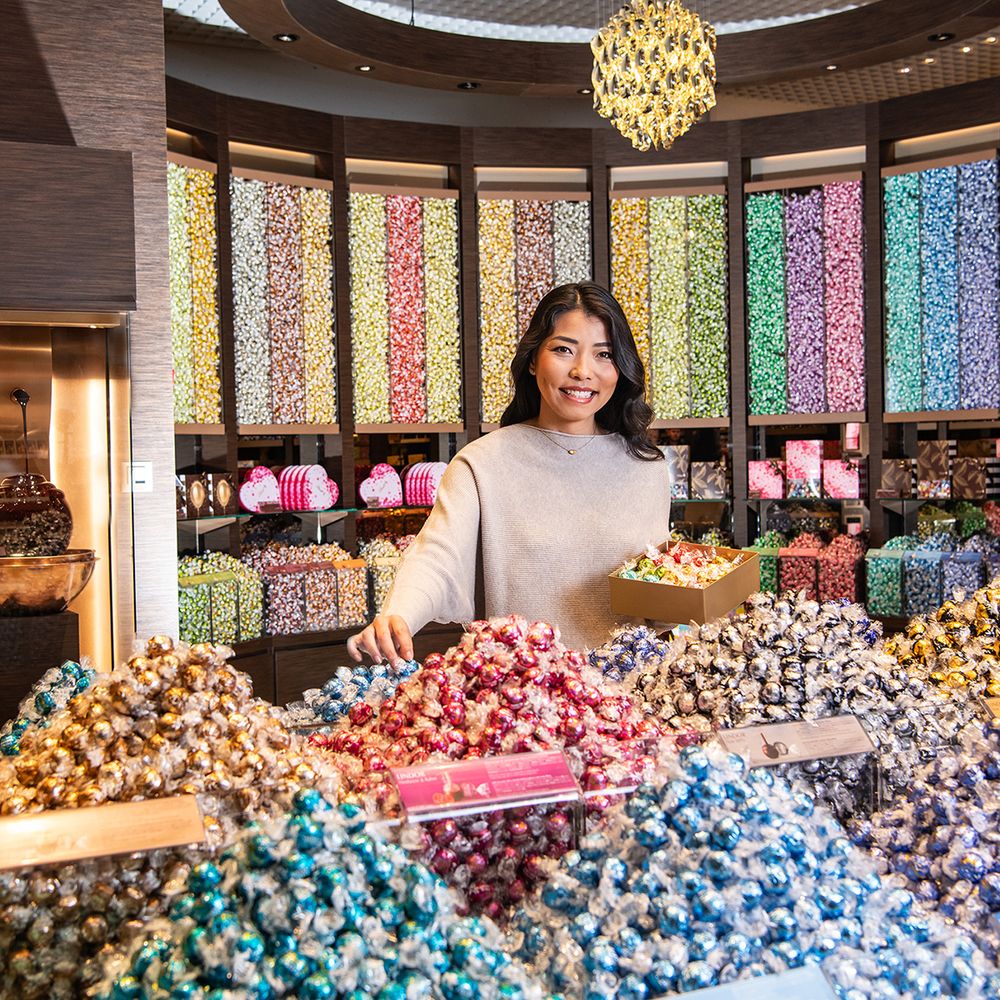 Lindt Chocolate Shop Logo