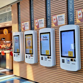McDonald's - Most people use the kiosks for ordering and paying, which are immediately to one side of the main counter - Burgers Near Me - Vila Nova de Gaia, 13