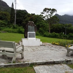 Castle Junction War Memorial - Nice benches to rest...