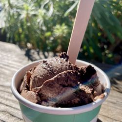 Mr Dewie's Cashew Creamery - Chocolate Cookie Crumble scoop