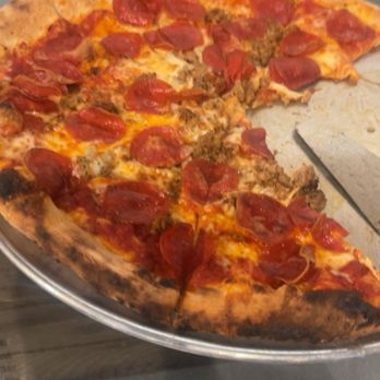 Billy Bricks - Lombard Downtown - Italian sausage and pepperoni pizza - Pizza Near Me - Lombard, Illinois