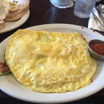Eggs 'n Things - Bacon, spinach, and green onion omelette - Breakfast & Brunch Near Me - Honolulu, Hawaii
