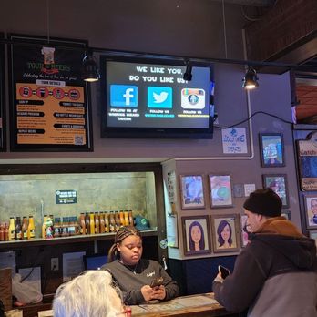 Winking Lizard - American Near Me - Independence, Ohio