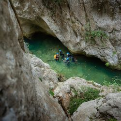 Oxygen Aventure - Discover canyoning in the Gorges de Galamus, a perfect mix of fun, nature and adventure in crystal-clear water.