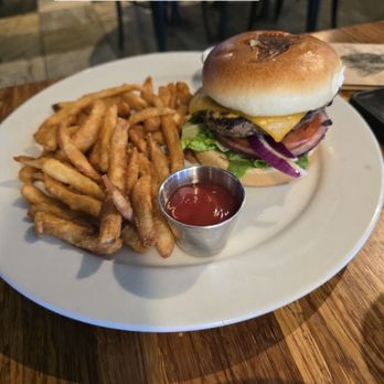 Lulu's Waikiki - Bikini Bun's Cheeseburger @ Lulu's Wakiki restaurant. Sunday, 7/27/2025 - Burgers Near Me - Honolulu, Hawaii