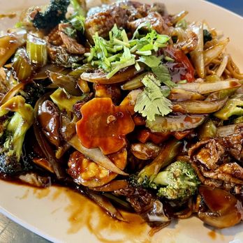 Lieu's Vietnamese Restaurant - Combination stir fried egg noodles - Vietnamese Near Me - Fort Worth, Texas