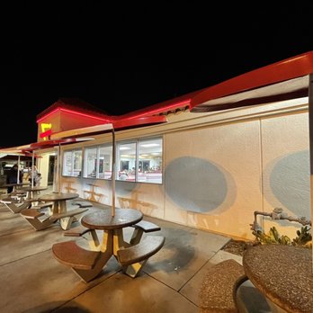 In-N-Out Burger - Outside dining area - Fast Food Near Me - Bellflower, California In-N-Out Burger - Outside dining area - Fast Food Near Me - Bellflower, California