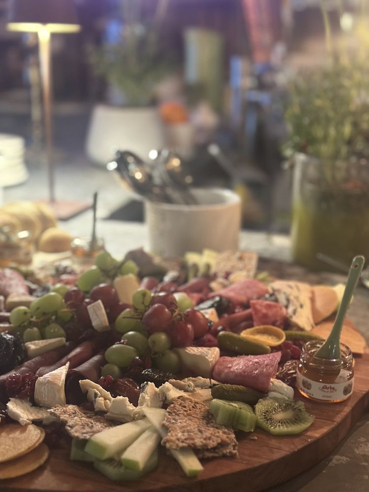 The Foothills Cafe & Curio Logo