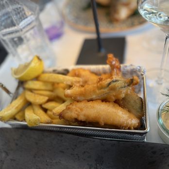 Hotel des Alpes - Fried Whitefish Fillet - Swiss Food Near Me - Luzern, LU Hotel des Alpes - Fried Whitefish Fillet - Swiss Food Near Me - Luzern, LU