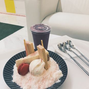 Cafe Moment - Strawberry snow bingsoo & blueberry yogurt smoothie - Desserts Near Me - Chantilly, Virginia