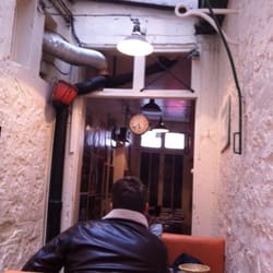 Au fond du bar la jolie surprise de ce petit corridor déglingué et charmant, et le sourire du patron!
