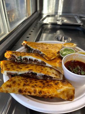 El Viejón Taquería y Mariscos food truck by null