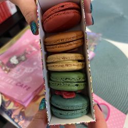 Hello Kitty Pop-Up - Macaroons