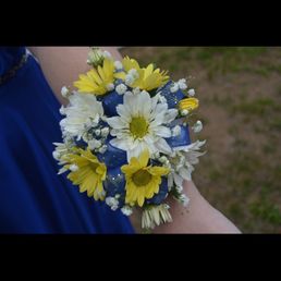 White and yellow daisy corsage with blue ribbon. Beautifully done! White and yellow daisy corsage with blue ribbon. Beautifully done!