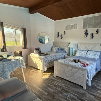 Kon-Tiki Motel - Room 10 offers great lighting - Hotels Near Me - Venice, Florida Kon-Tiki Motel - Room 10 offers great lighting - Hotels Near Me - Venice, Florida