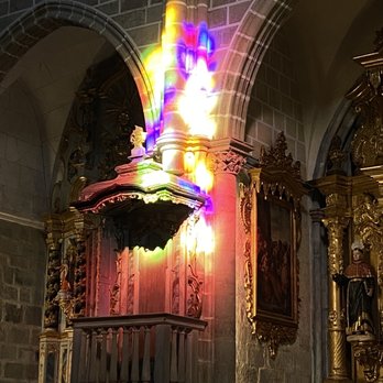 Igreja de São Francisco - Colorful reflection from window show on prayer alter - Churches Near Me - Évora, 07