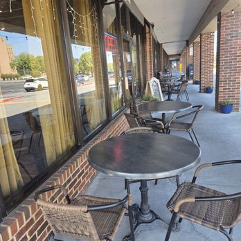Cafe Lola - Outdoor seating in front - New American Near Me - Johnson City, Tennessee