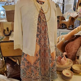 Second Hand Chic - Display samples - Used, Vintage & Consignment Near Me - Lincoln City, Oregon