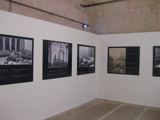 Arc de Triomphe by null