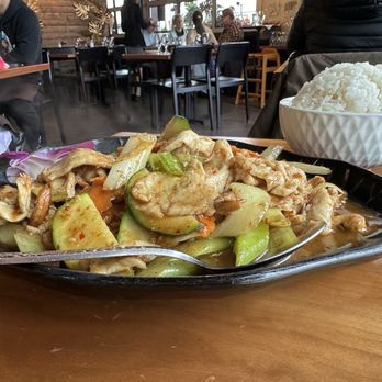 Boran Royal Thai Cuisine - Cashew Chicken - Thai Near Me - Ruston, Washington Boran Royal Thai Cuisine - Cashew Chicken - Thai Near Me - Ruston, Washington