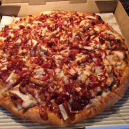 BBQ chicken pizza - pretty and lots of toppings BBQ chicken pizza - pretty and lots of toppings
