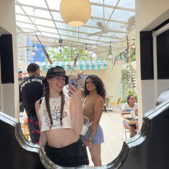 Café Con Gracia - Bathroom Mirror & Outside Seating - Cafeteria Near Me - Cancún, ROO