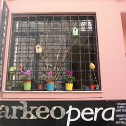 ArkeoPera Kitabevi sokak görüntüsü