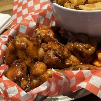 Hurricanes Roadhouse Restaurant - Sports Bars Near Me - Toronto, Ontario