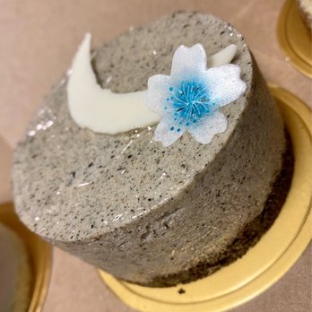 Tiny Pyramid - Black Sesame Cookie Crumble - Cafes Near Me - Honolulu, Hawaii