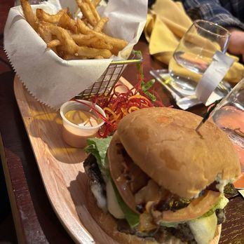 Mamajuana Cafe - Beef burger - Dance Clubs Near Me - Woodbridge Township, New Jersey