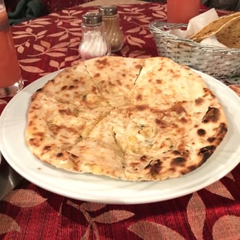 Badsha - Alu Kulcha - Tandoori-Brot gefüllt mit Kartoffeln, Zwiebeln und indischen Gewürzen - Indian Near Me - Braunschweig, NI Badsha - Alu Kulcha - Tandoori-Brot gefüllt mit Kartoffeln, Zwiebeln und indischen Gewürzen - Indian Near Me - Braunschweig, NI