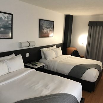Hotel Le Dauphin - IKEA-esque modern but clean - Hotels Near Me - Longueuil, Quebec