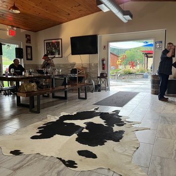 SABBA Vineyard - Wine Tasting Room Near Me - Old Chatham, New York