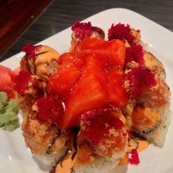 Sushi Oyama - Volcano roll (8 pcs) | chopped scallop, spicy tuna on top, tobiko & choice of spicy tuna or spicy salmon sashimi, mayo - $13.50 - Japanese Near Me - Burnaby, British Columbia