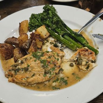Tap and Vine Quail Hollow - Chicken piccata with broccolini - New American Near Me - Charlotte, North Carolina Tap and Vine Quail Hollow - Chicken piccata with broccolini - New American Near Me - Charlotte, North Carolina