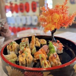 Momotaro - Multiple sushi rolls in a nice plate to eat off of.