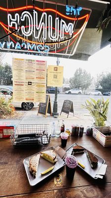 The Munch Company by null
